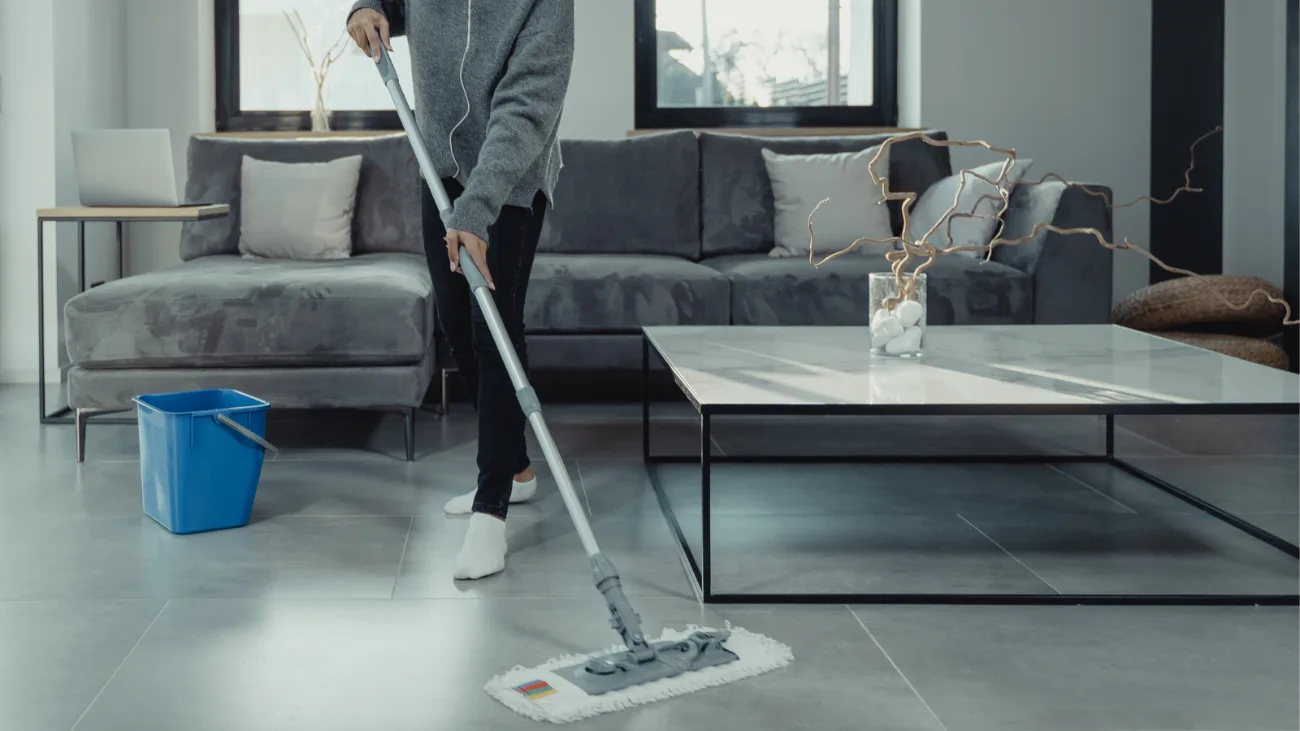 Master Renovationin työntekijä siivoamassa kotia